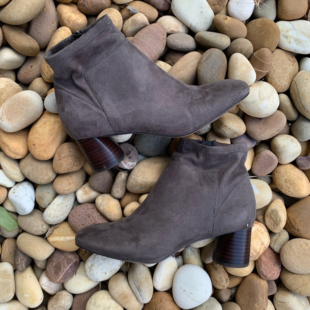 Donald Pliner Women’s Suede Ankle Boots size 8